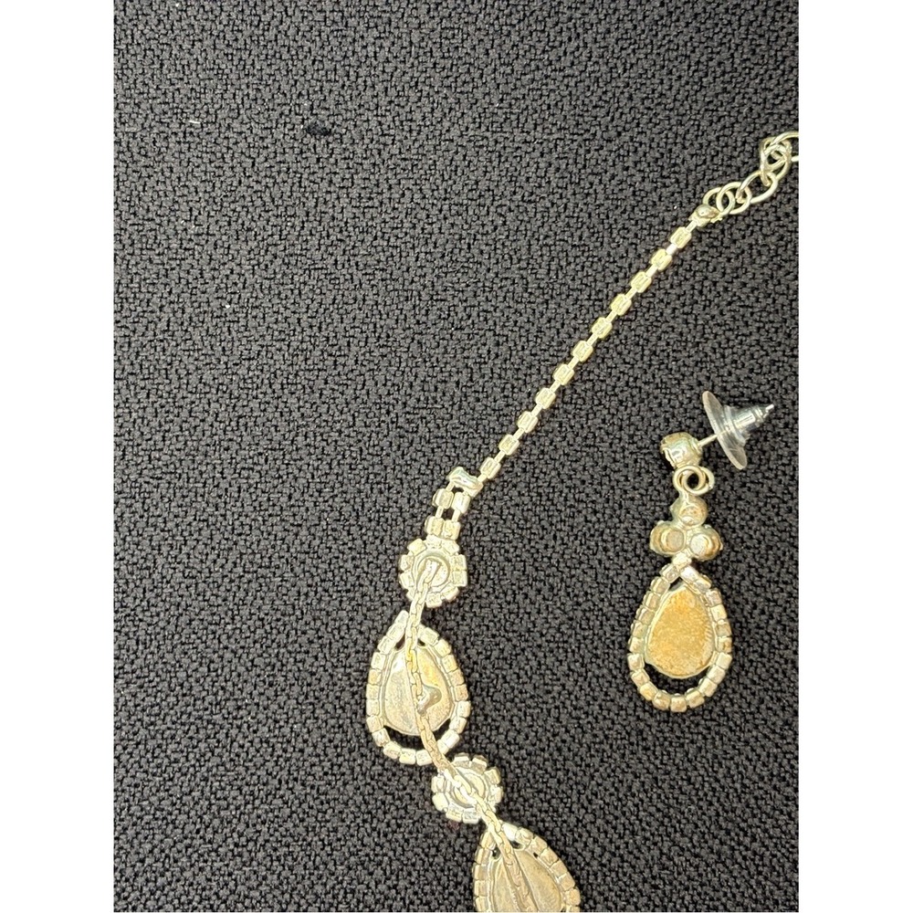 Elegant Black Teardrop Crystal Necklace and Earrings Set - Picture 10 of 13